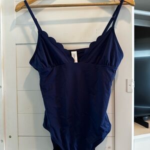 Vineyard Vines navy bathing suit- NWOT